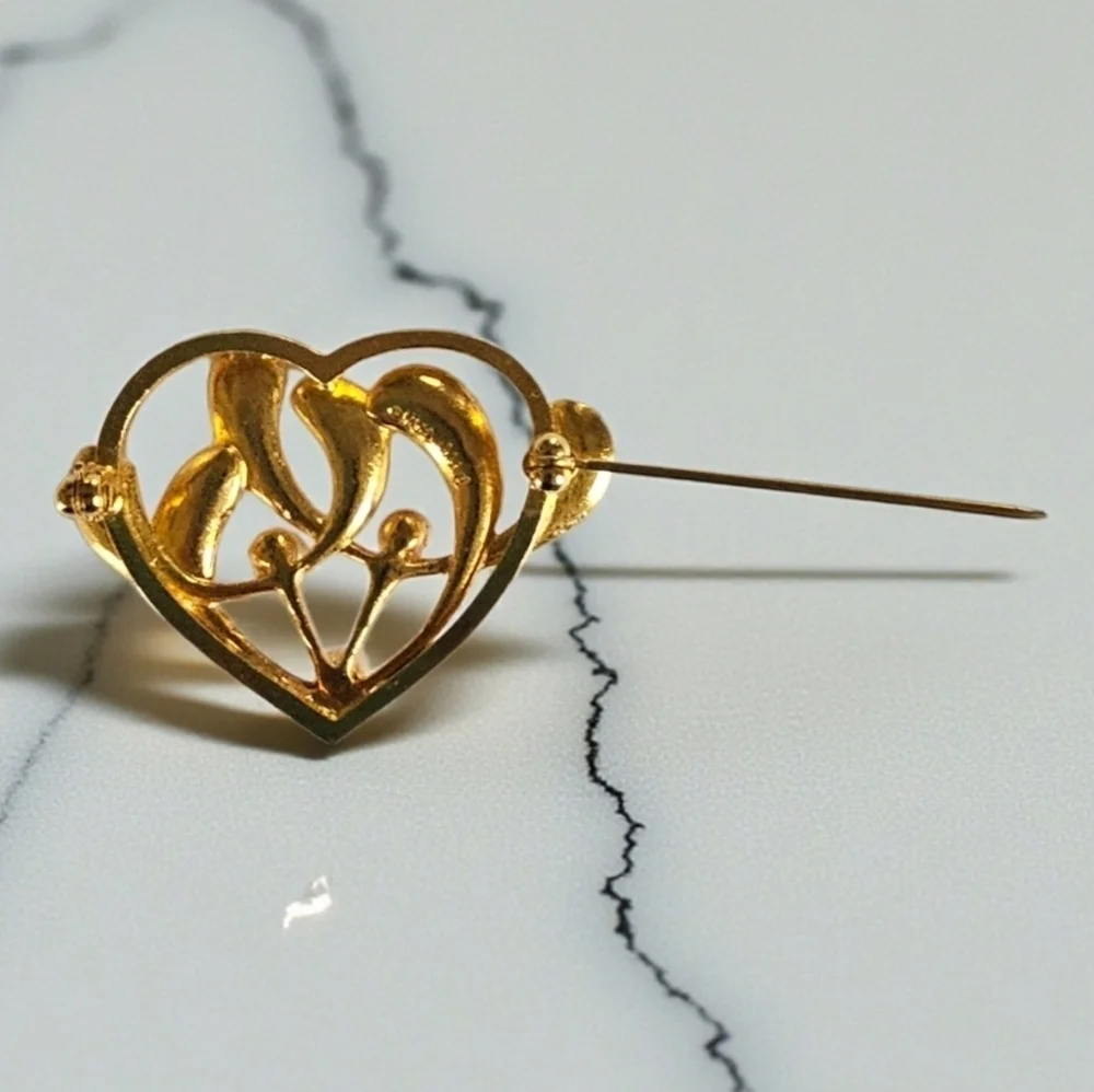 Vintage MMA Metropolitan Museum Gold Plated Pearl Heart Flower Brooch Pin